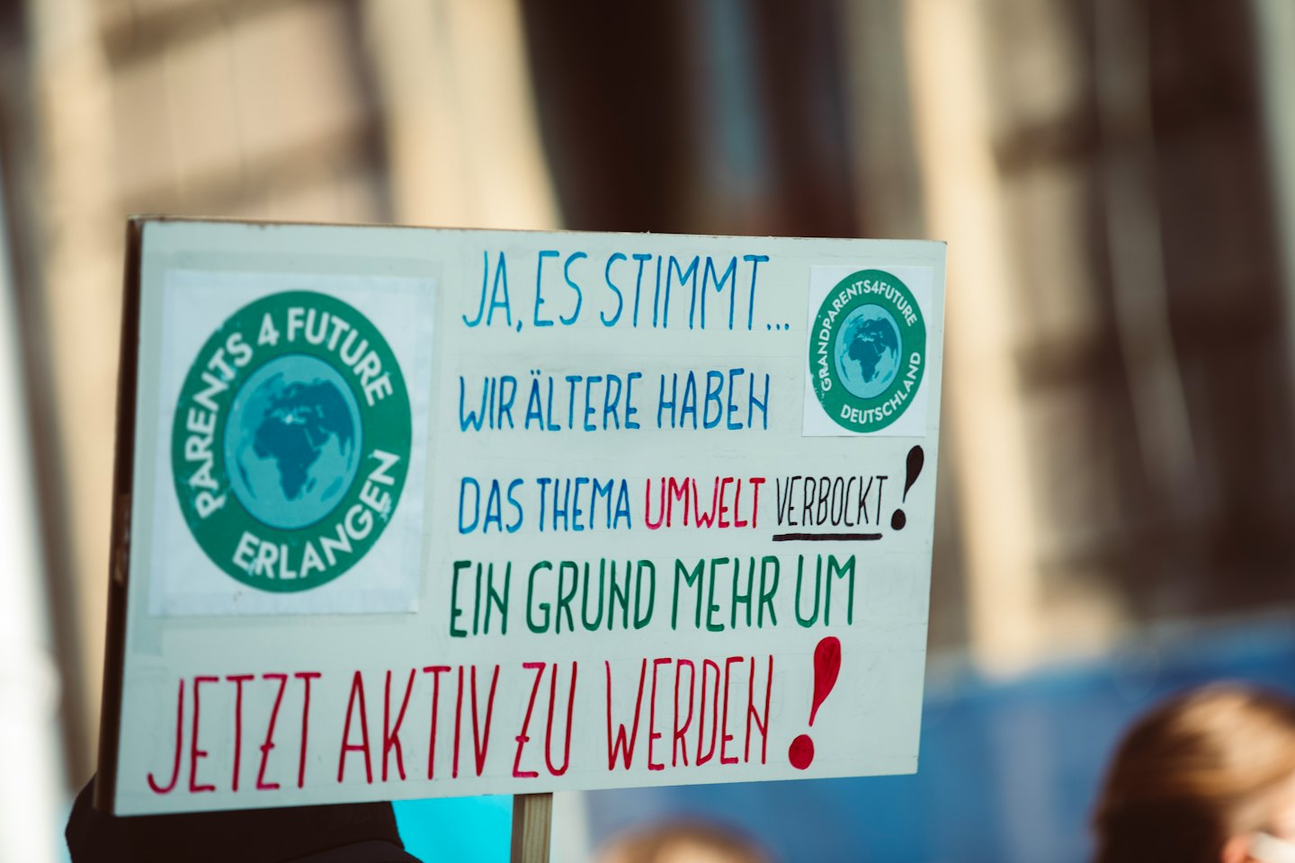 Protestschild mit Logos von Parents 4 Future und Grandparents 4 Future.
