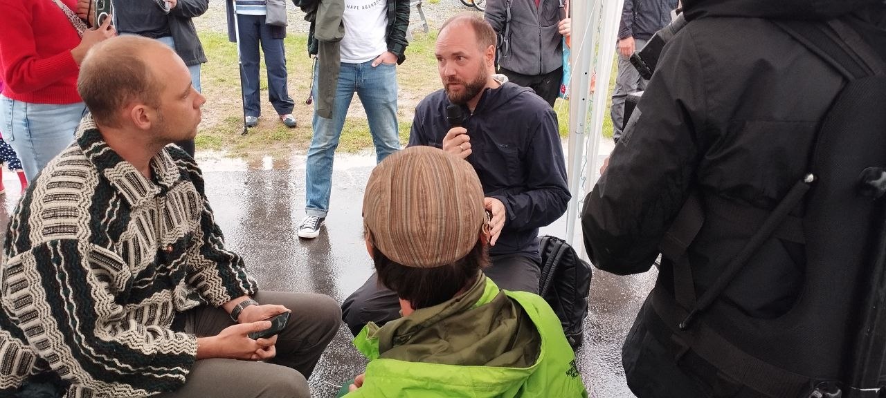 Trotz Dauerregen: Rege Beteiligung bei Protestveranstaltung gegen Rechenzentrums-Neubau